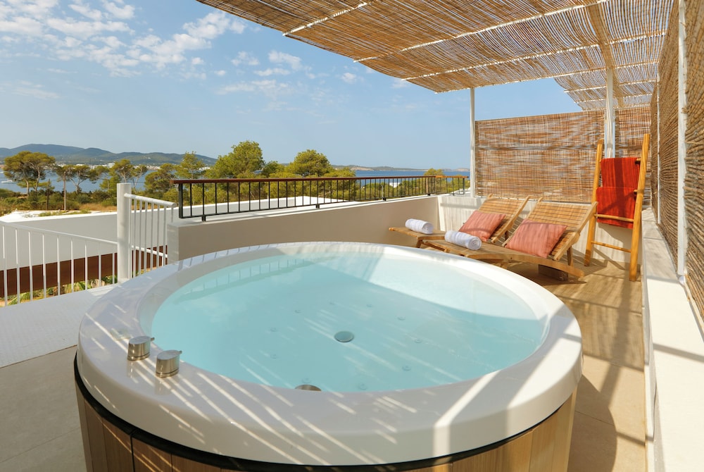 Junior Suite, Terrace (Signature Level, Rooftop Jacuzzi) - Club Access Included