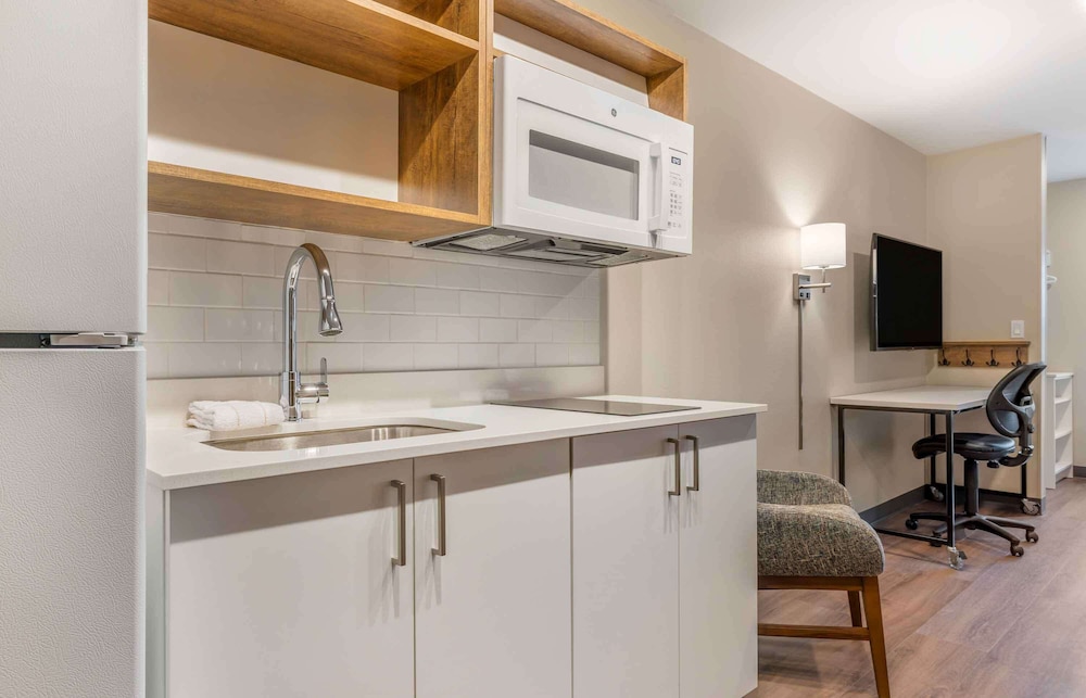 Standard Studio, 2 Queen Beds, Non Smoking, Refrigerator & Microwave - Photo 4
