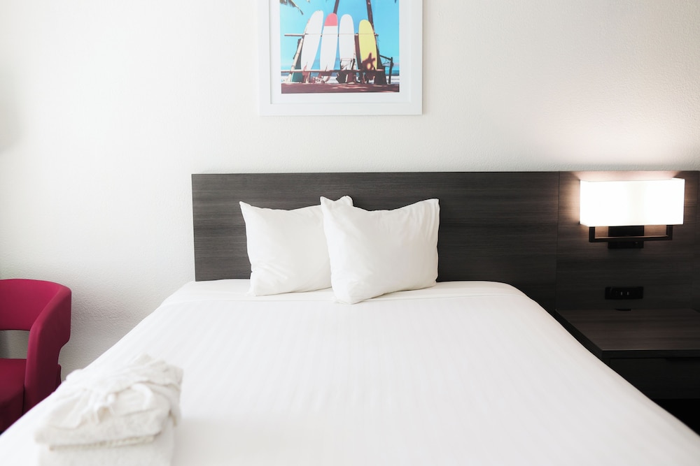 Single Room, 1 Queen Bed, Beach View, Courtyard Area