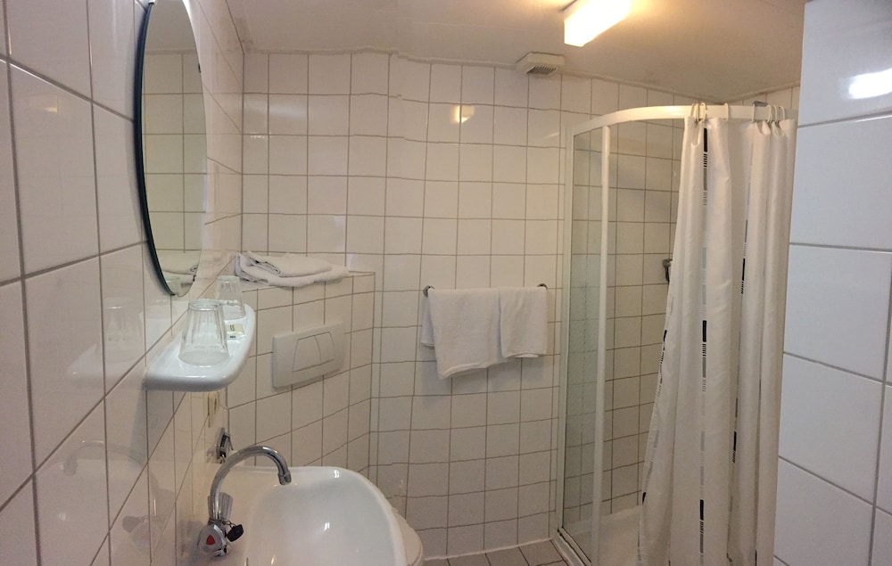 Basic Double Room (Shared Bathroom in Hallway) photo 2