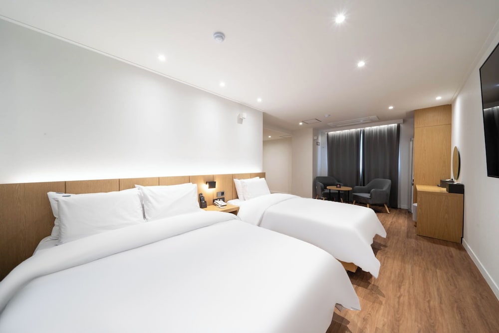 Deluxe Twin Spa-Basic occupancy: 2 people. Additional person(including infants) 10,000 KRW on site