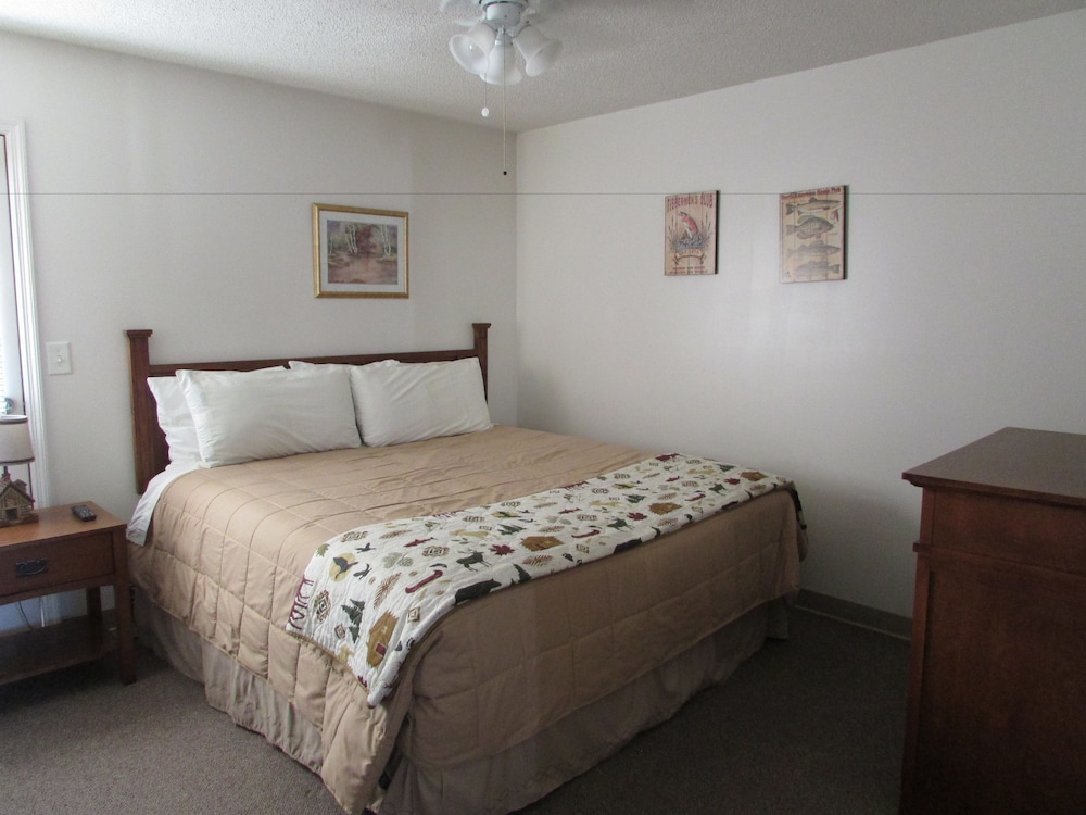 Suite, 1 King Bed, Kitchen photo 2