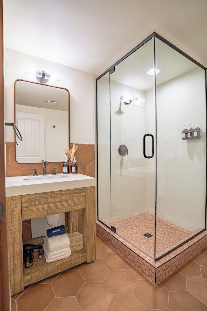 Premier Room, Hot Tub - Photo 4