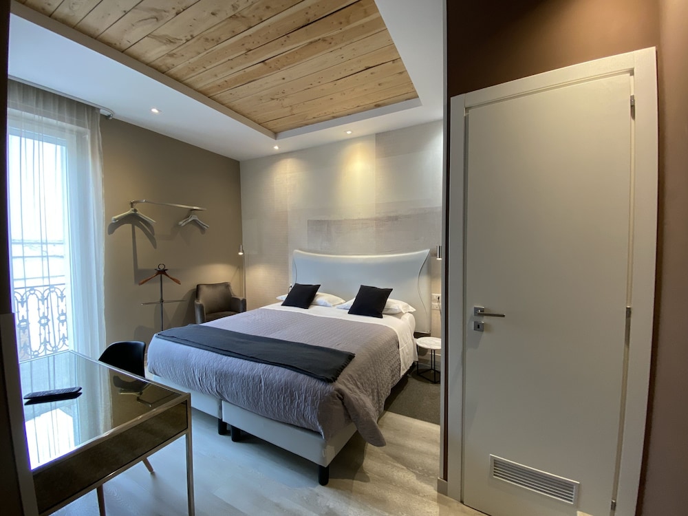 Deluxe Double or Twin Room - Photo 5