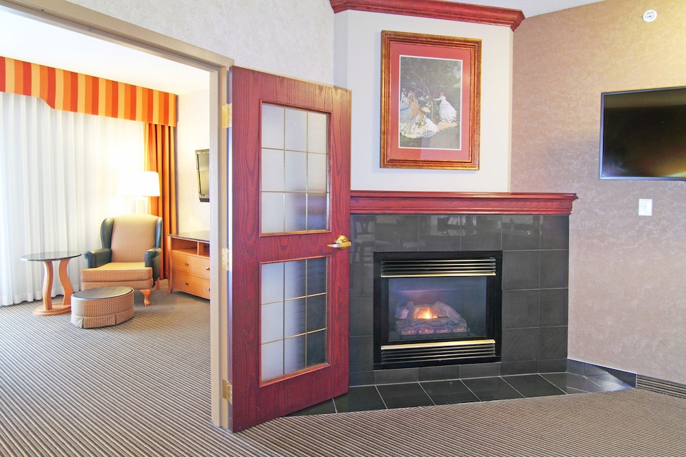 Suite, 1 King Bed, Fireplace - Photo 2