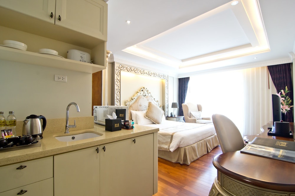 Deluxe city view with jacuzzi