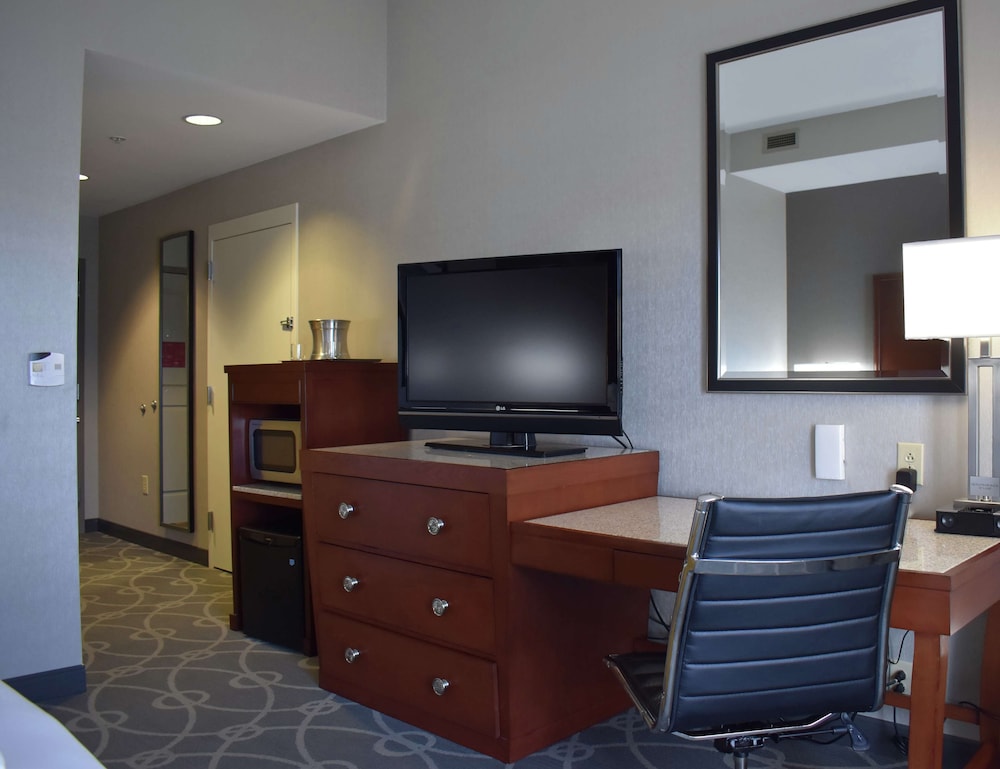 Premium Room, 1 King Bed, Accessible, Non Smoking - Photo 2