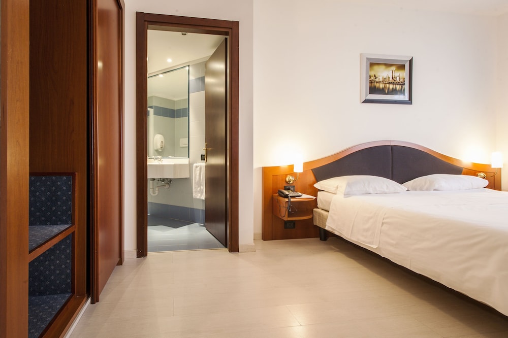 Standard Double or Twin Room photo 2