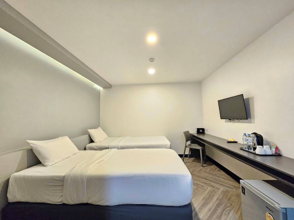 Deluxe Twin Room (No window) photo 3