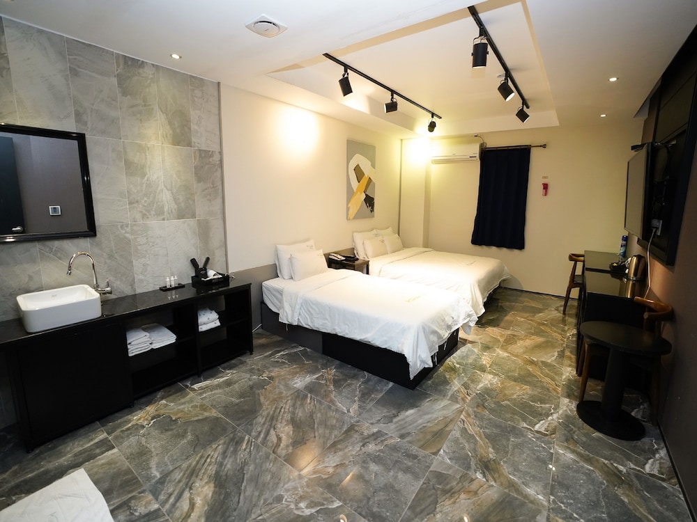 Premium Family Room (Interior Design of a Room is Randomly Assigned Upon Check-in) photo 3