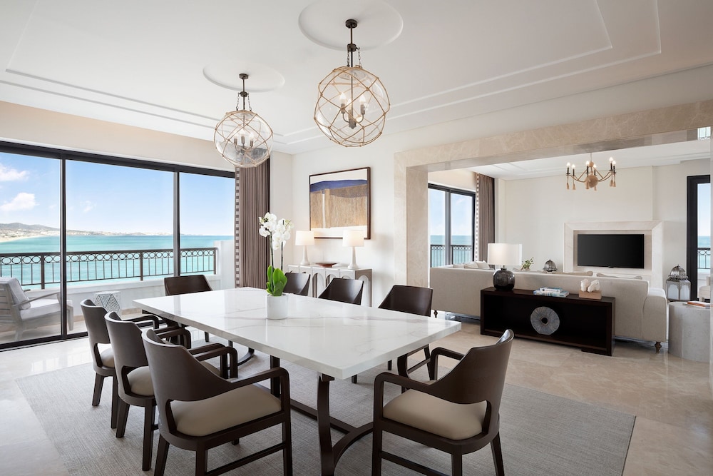 Signature Suite, 1 King Bed, Corner - Photo 4