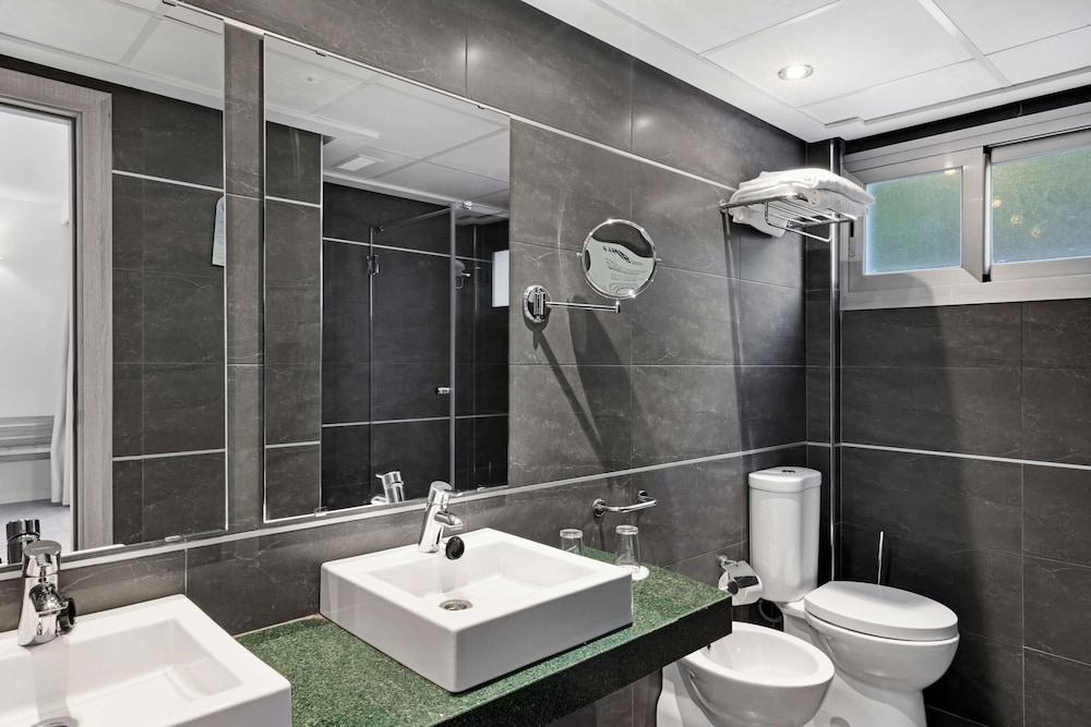 Standard Room, Balcony (2 Adults + 1 Child) - Photo 4