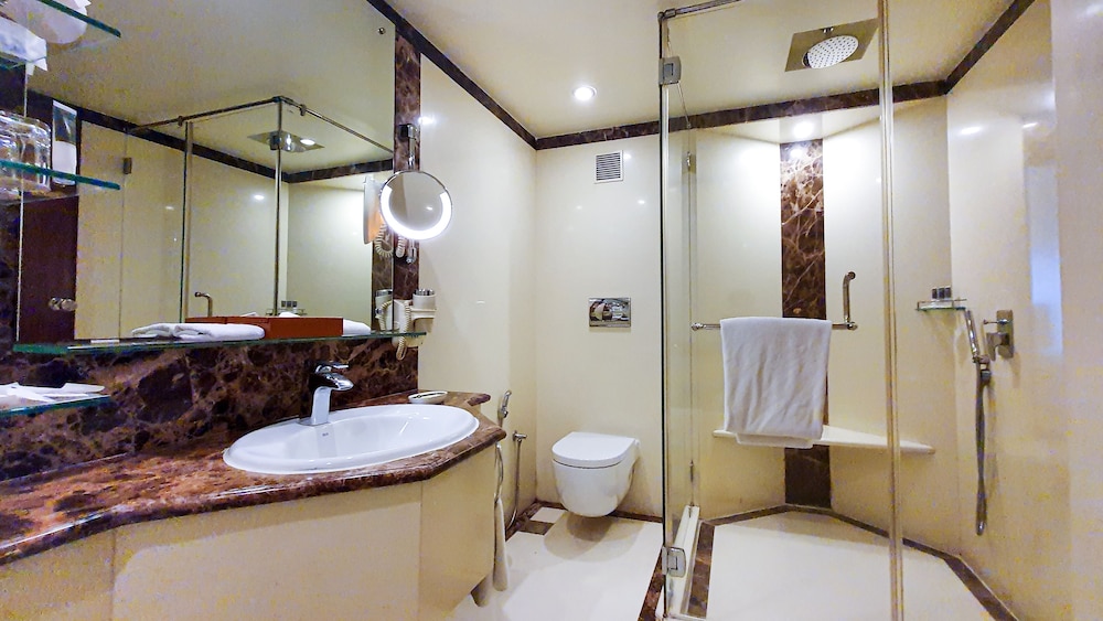 Deluxe Room City View King Bed with Bathtub