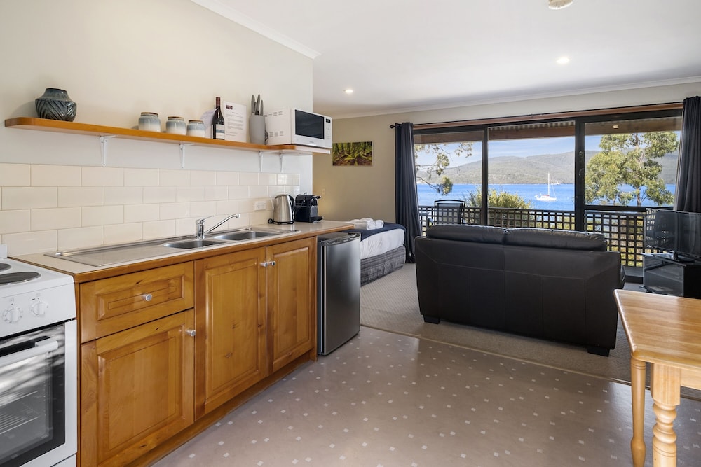 Luxury Cabin, 1 Queen Bed, Bay View, Oceanfront photo 3