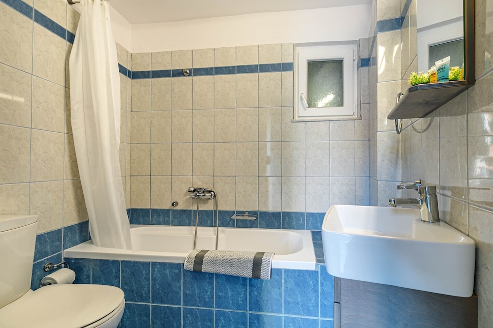 2 Bedrooms Apartment by the Pool photo 2