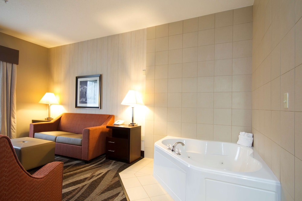Suite, 1 King Bed, Non Smoking - Photo 4