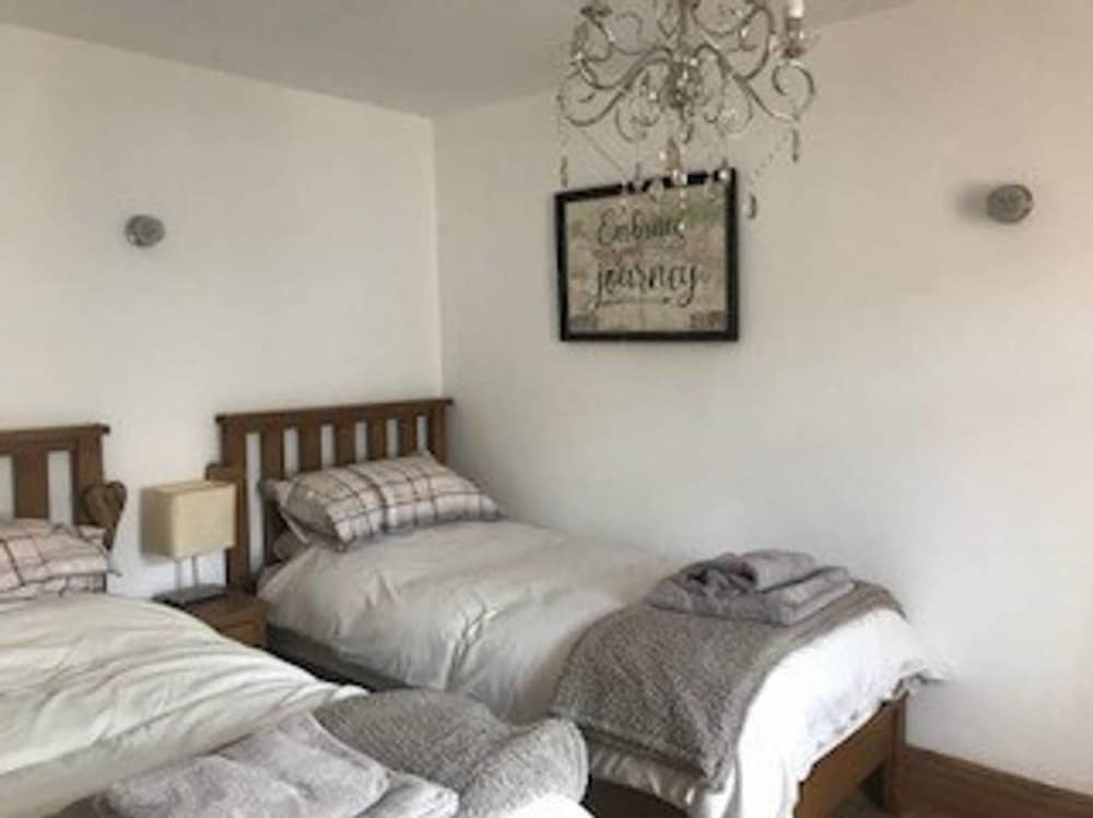 Deluxe Cottage - 3 Bedrooms (2 King rooms, 1 Twin) photo 3