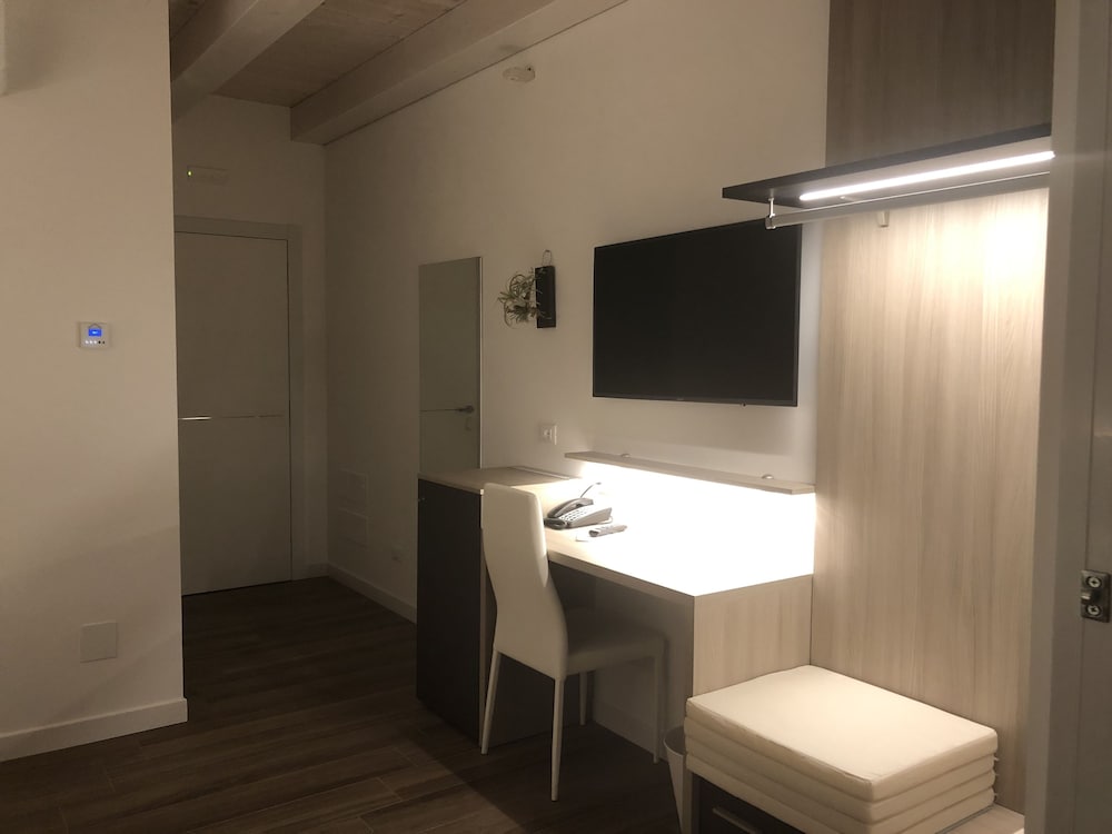 Superior Room, 1 King Bed, Pool View, Poolside - Photo 9