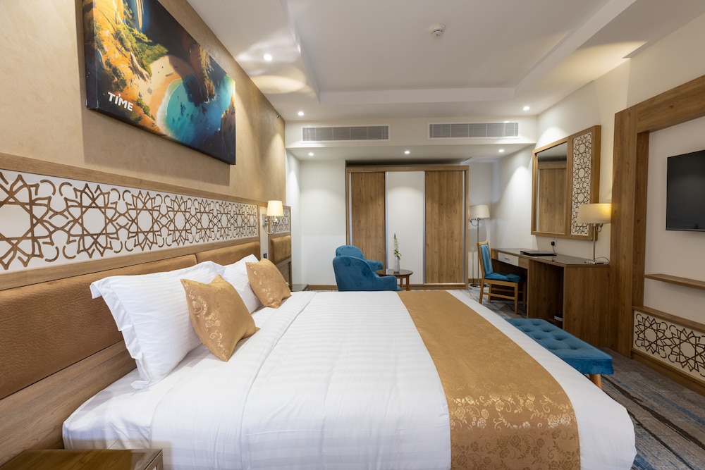 Executive Suite, 1 Bedroom - Photo 1