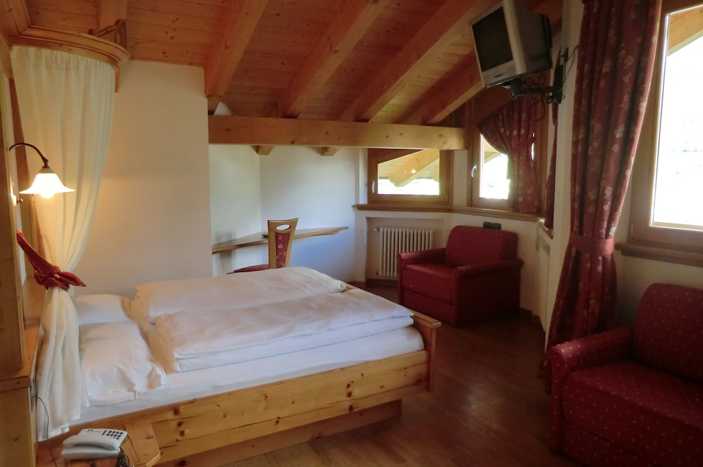 Family Room, Balcony, Mountain View