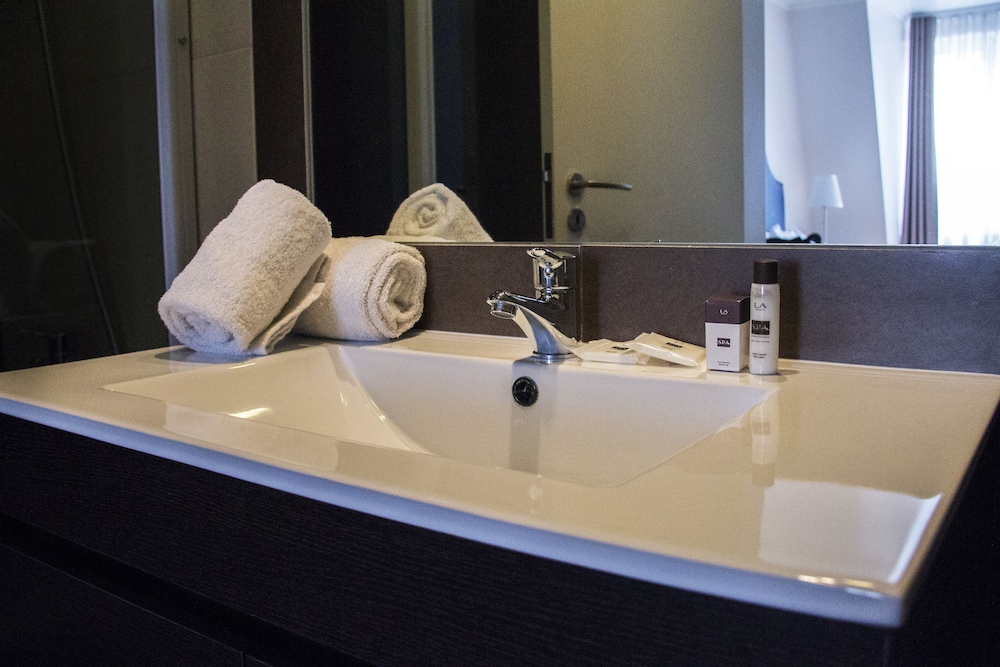 Double Room (Mansarde) thumbnail 6