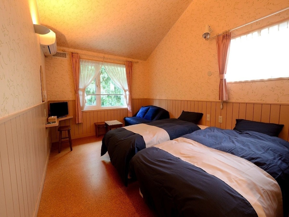 Twin Room - Photo 3