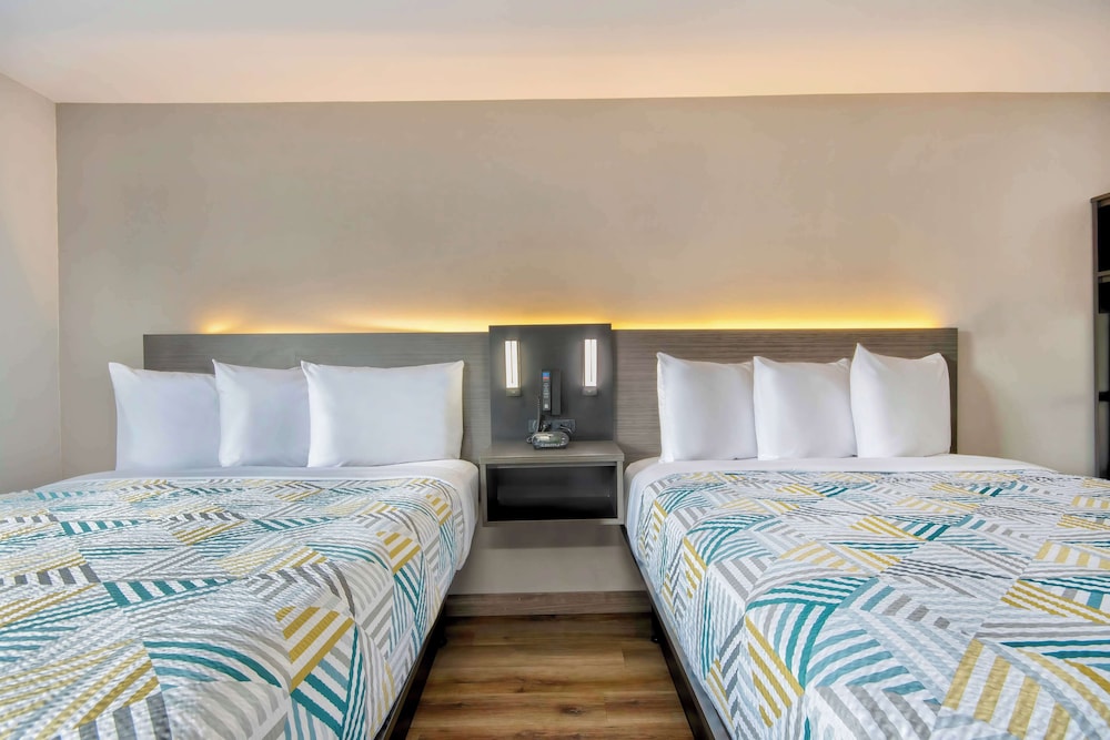 Standard Room, 2 Queen Beds, Non Smoking - Photo 2