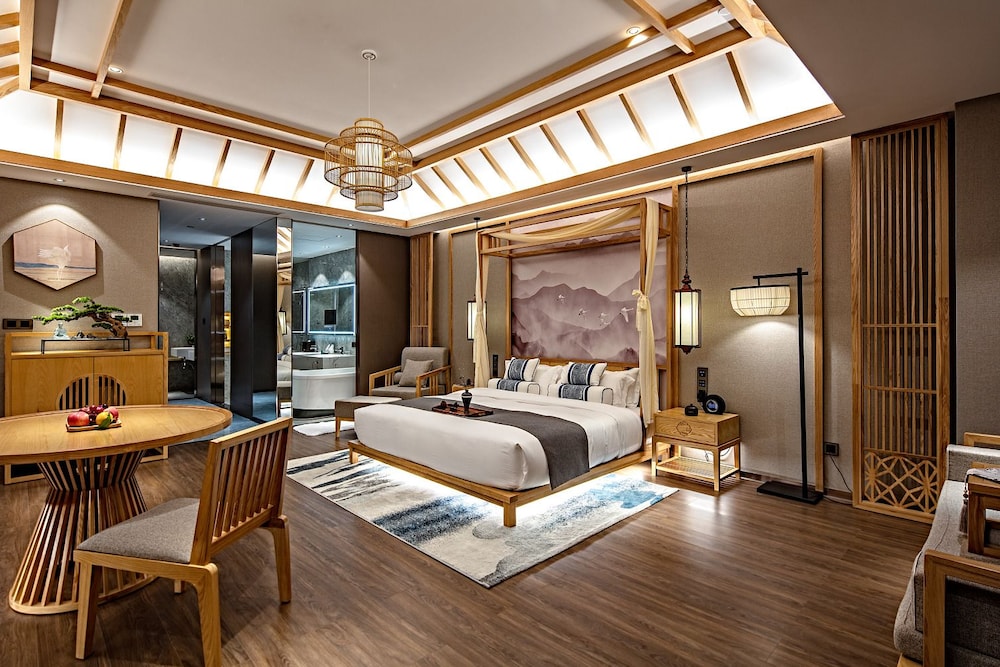 Deluxe Suite, Balcony, Lake View photo 2