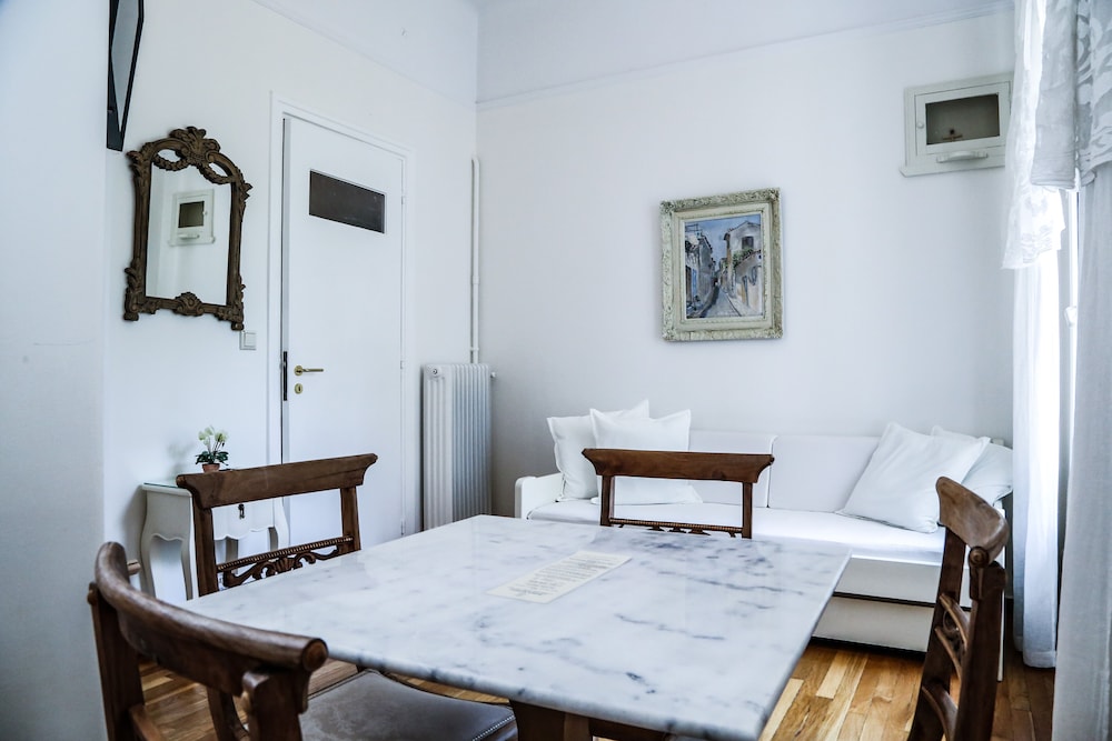 Gardenia Grand Suite photo 3