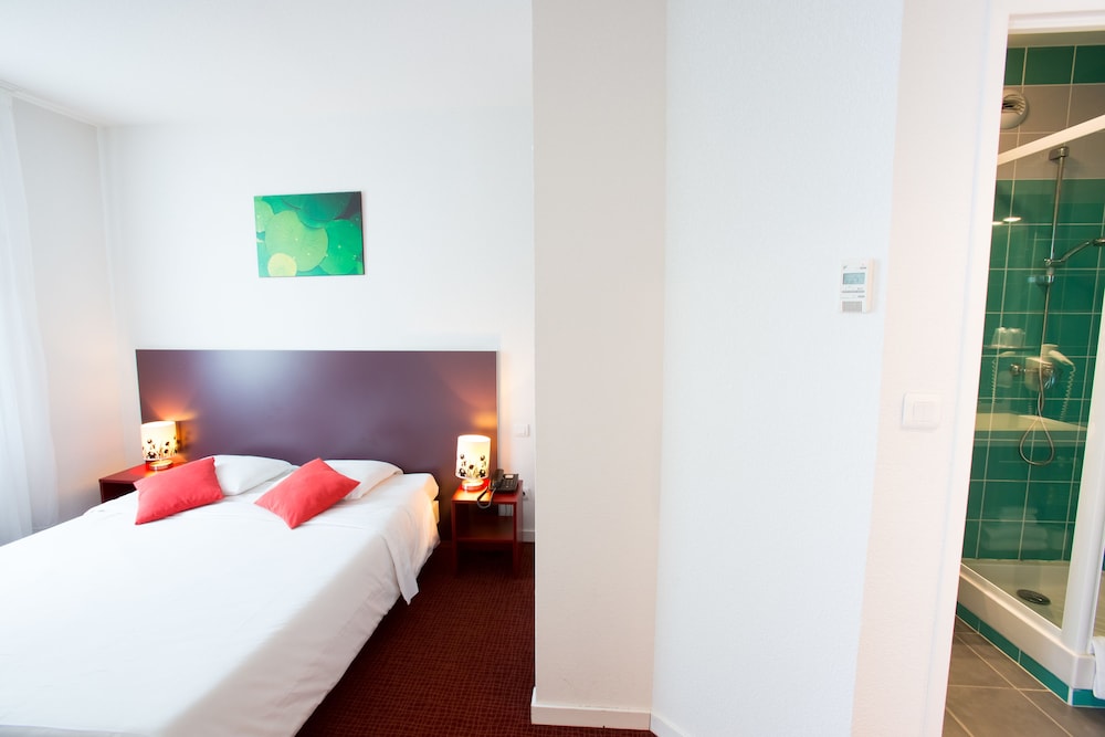 Standard Room, 1 Queen Bed - Photo 2