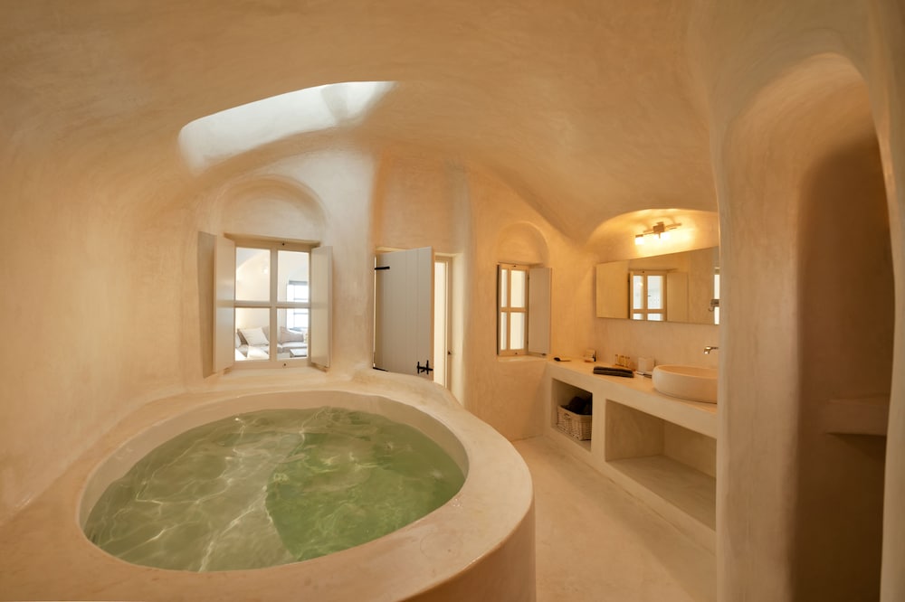 Premium Spa Room with Indoor Hot tub Caldera View - Photo 10