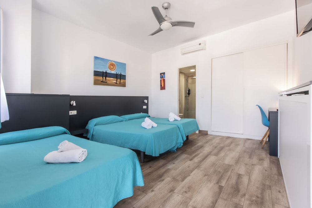 Standard Triple Room with Free Airport Shuttle - Photo 1