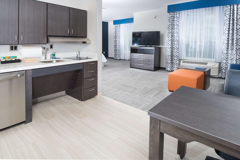 Studio, 1 King Bed, Accessible, Bathtub (Mobility & Hearing) photo 2