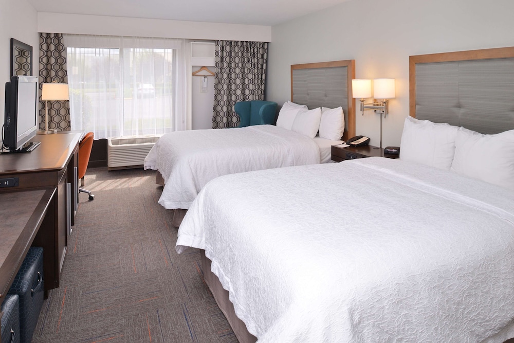Standard room with two double beds thumbnail 5