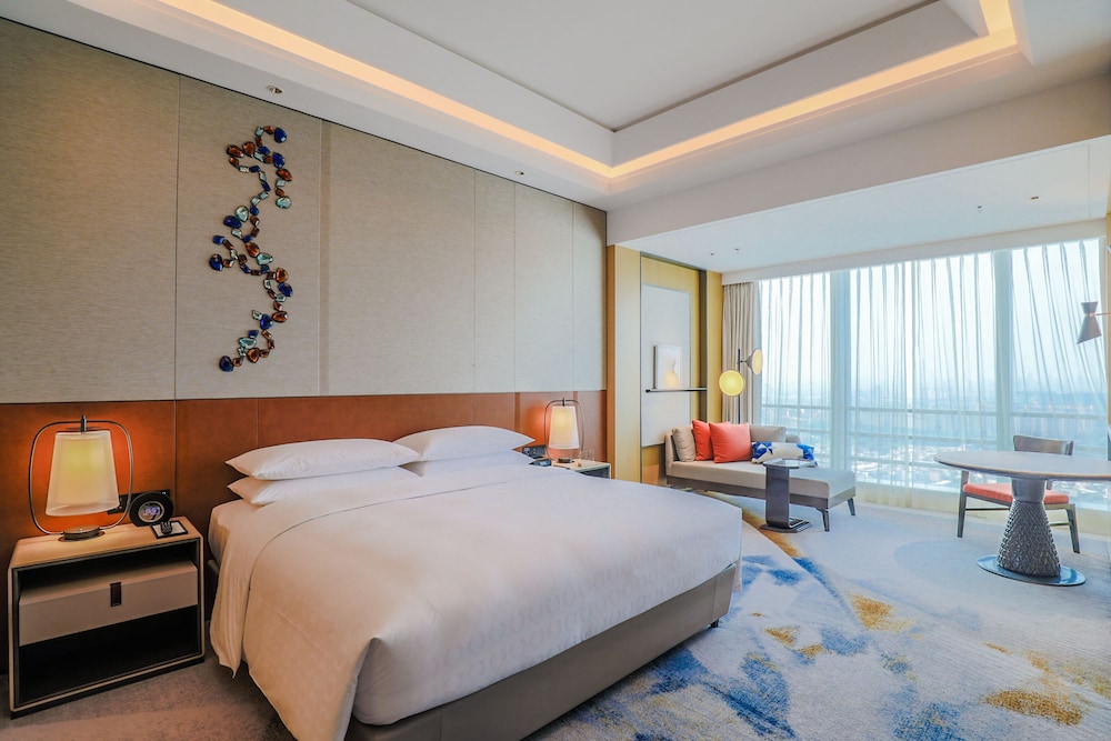Deluxe Guest Room, 1 Kings Beds - Photo 2