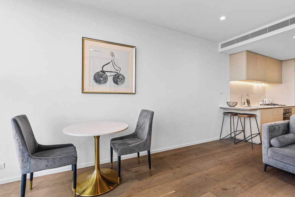 One Bedroom Apartment - Sky High - Photo 2