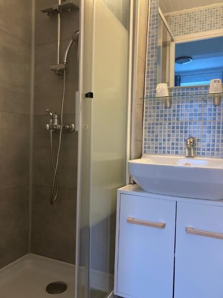 Standard Double Room - Photo 6