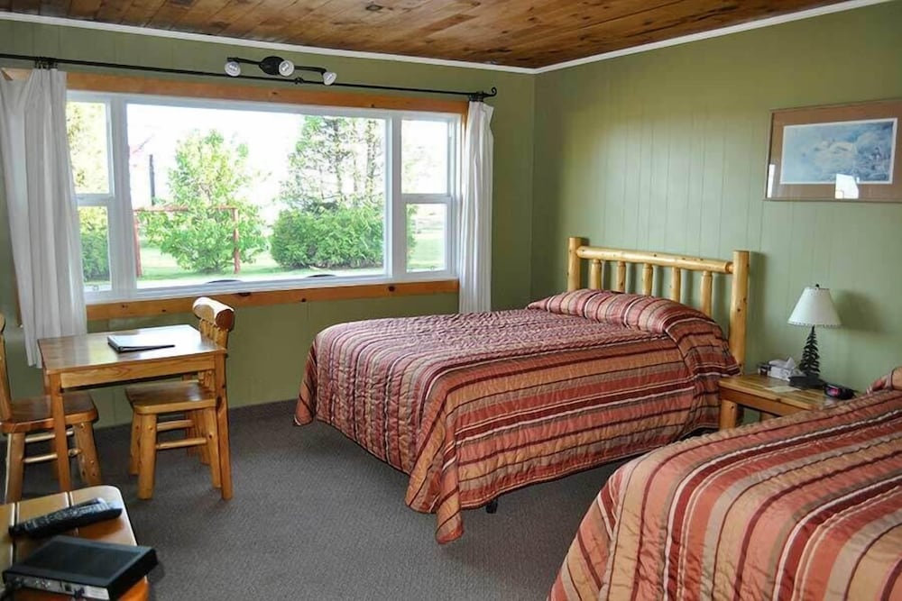 Room, 2 Double Beds, Lake View (And Sitting Area) photo 3
