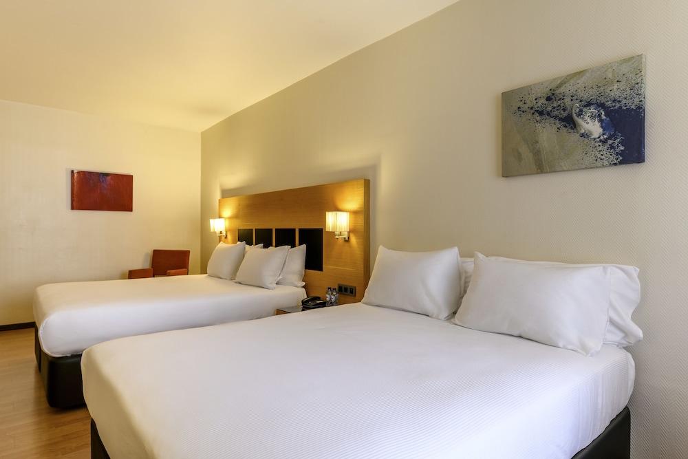 Executive Quadruple Room, 2 Queen Beds photo 3