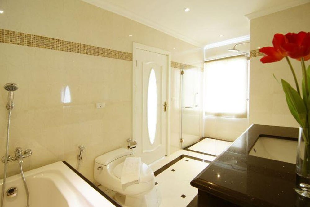 Suite, 2 Bedrooms - Photo 7