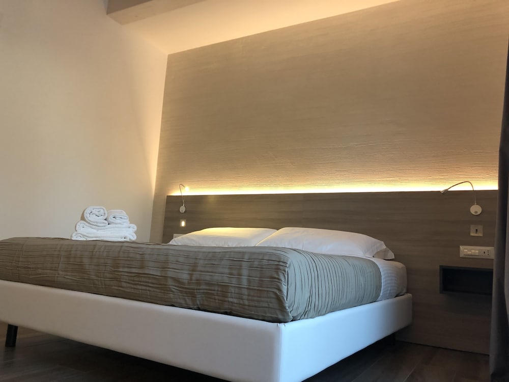 Superior Room, 1 King Bed, Pool View, Poolside - Photo 2