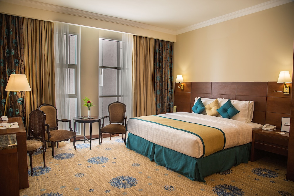 Executive Suite, 1 King Bed, Non Smoking, City View (Junior) photo 3