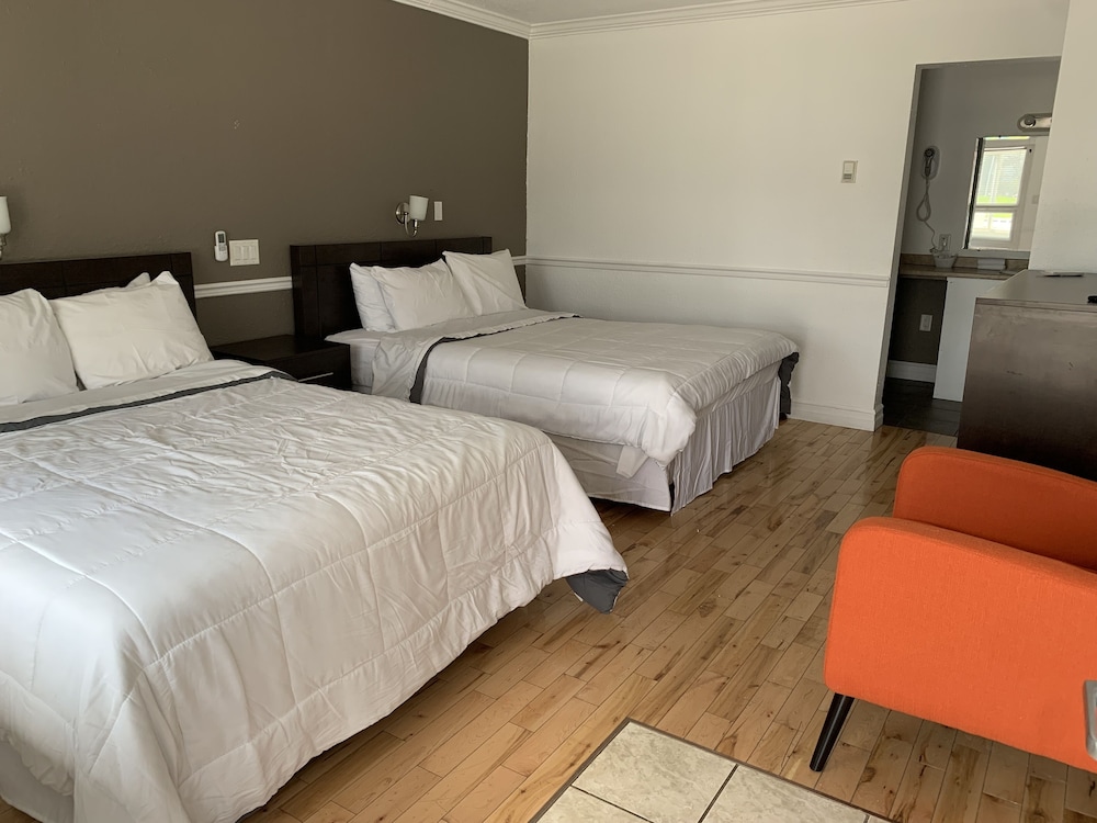 Family Room, 2 Bedrooms, Accessible photo 1