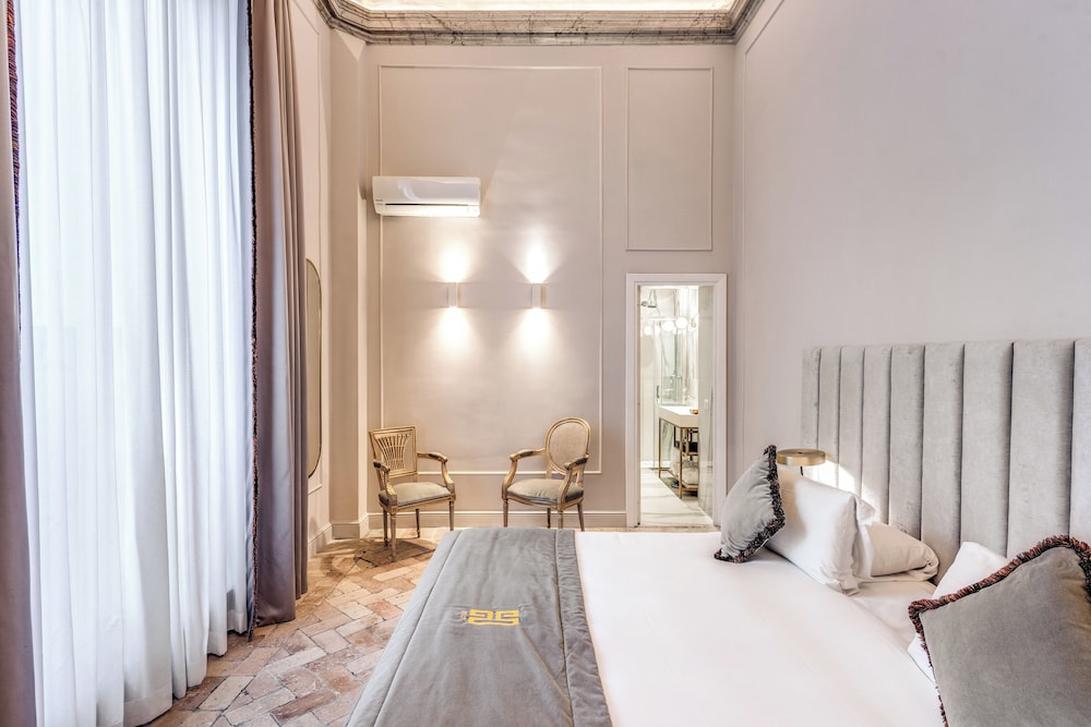 Deluxe Suite, 1 King Bed with Sofa bed