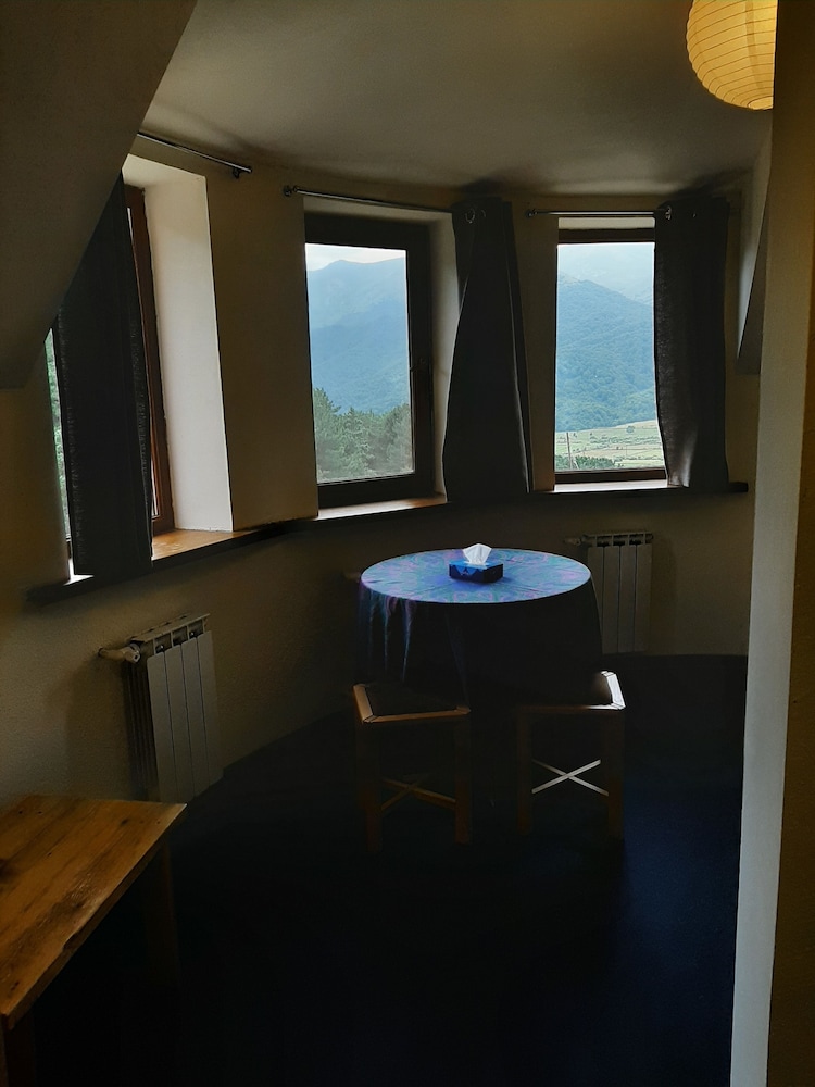 Economy Triple Room photo 2