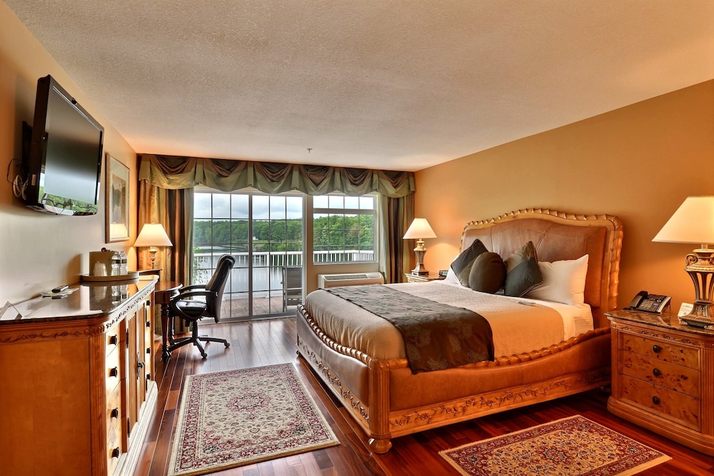 Standard Room, 1 King Bed, Balcony photo 3