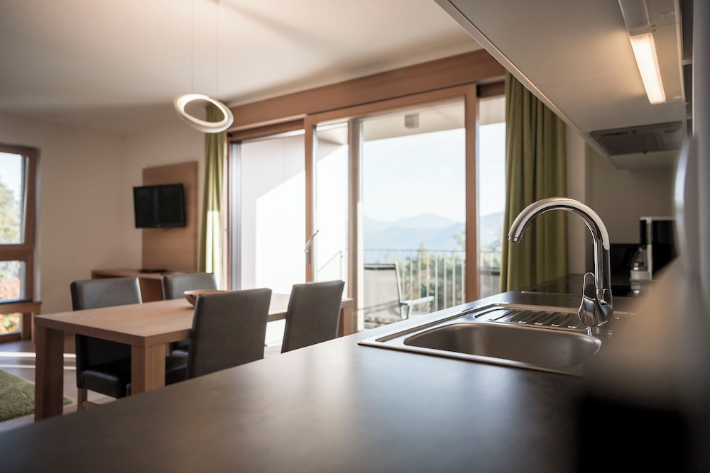 Deluxe Apartment, 1 Queen Bed, Balcony, Mountain View