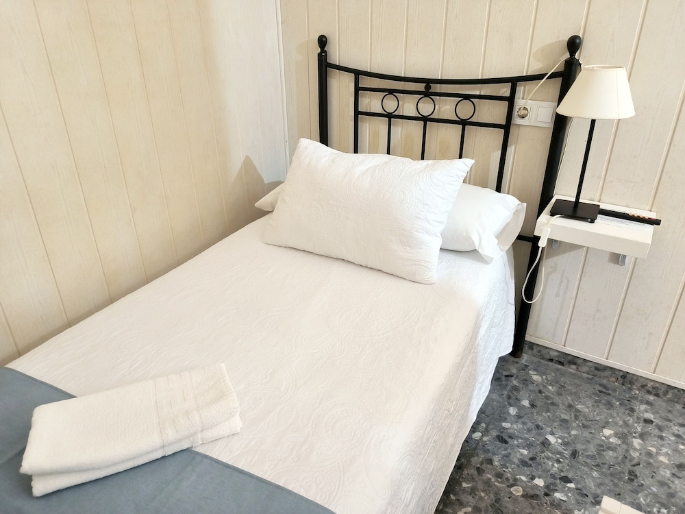 Economy Single Room, Ensuite, Ground Floor