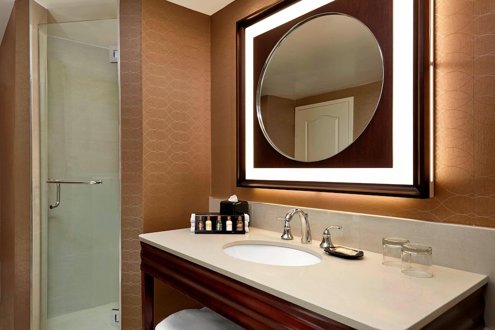Executive Suite, 1 Bedroom, Corner - Photo 5