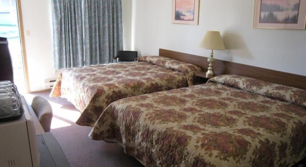 Economy Double Room, 2 Queen Beds photo 1